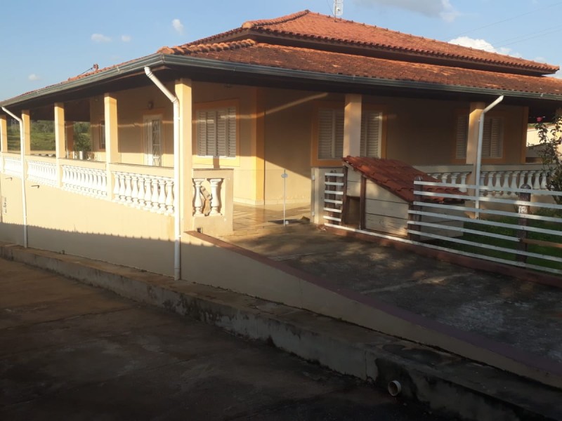 LINDA CHÁCARA EM TRÊS CORAÇÕES, à 4 km DO CENTRO, SAIDA PARA CAMBUQUIRA, COM 7.000 M2
